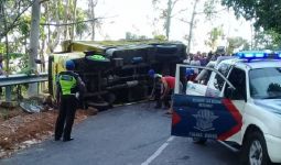 Ngeri, Truk Pengangkut Puluhan Peziarah Terguling, Begini Kondisinya - JPNN.com