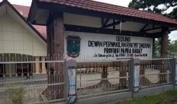 Gedung DPRD Hangus Dibakar Massa, Pelantikan Anggota Dewan di Lapangan - JPNN.com