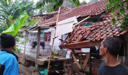 Puting Beliung Mengamuk, Puluhan Rumah Porak-Poranda - JPNN.com