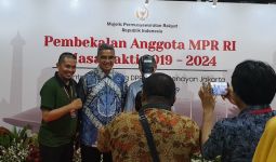 Lihat, Farhan jadi Rebutan Foto Selfie Pegawai MPR - JPNN.com