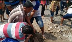 Warga Bongkar Palang Besi Penutup Jalan di Perlintasan Kereta Api - JPNN.com