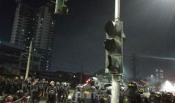 Menyedihkan, Beginilah Akibat Demo Ricuh di Jalan Raya Pejompongan - JPNN.com