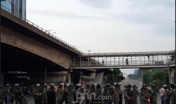 Situasi Demo Terkini: Pasukan TNI AD Bertameng Jaga Slipi - JPNN.com