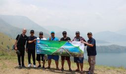 Di Danau Toba, Peserta Famtrip Oman Diajak ke Bukit Holbung dan Bakar Kambing - JPNN.com