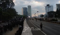 Jelang Azan Magrib, Tiba-Tiba Demonstran Melempar Petugas di Slipi - JPNN.com