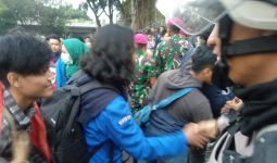 Bikin Adem, BEM SI Bersalaman dengan Polisi Usai Unjuk Rasa - JPNN.com