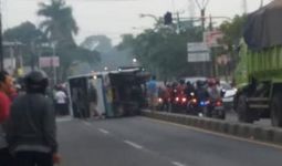 Sopir Ngantuk, Bus Tabrak Separator Jalan dan Mobil Pikap, Dua Orang Tewas - JPNN.com