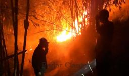 Abah Maman Terjebak di Tengah Kobaran Api yang Membakar Lahan Perkebunan - JPNN.com