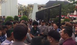 HMI Demo Gubernur-Wagub Banten, Sampaikan Delapan Tuntutan - JPNN.com