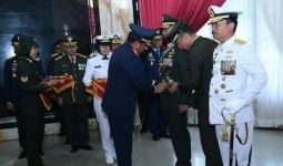 Jenderal Andika Terima Bintang Kehormatan Utama dari Panglima TNI - JPNN.com