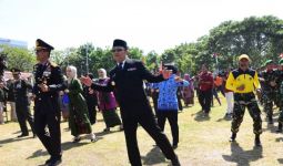 Kompak, Gubernur Emil dan Pangdam III Siliwangi-Kapolda Jabar Menari Sajojo - JPNN.com