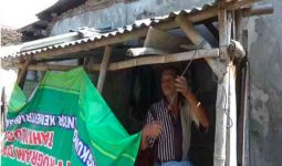 Sungguh Malang Nasib Kakek Ini, Tinggal di Gubuk Samping Kandang Sapi - JPNN.com