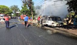 TRAGIS! Mobil Angkot Dalam Kota Ludes Terbakar, Pak Sopir Bilang Begini - JPNN.com