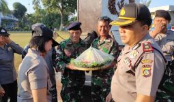 HUT TNI, Lanal Denpasar Dapat Kejutan dari Kapolsek - JPNN.com