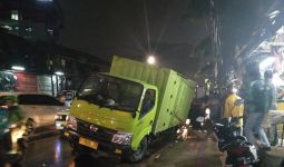 Truk Terjebak Jalan Ambles di Palmerah saat Jakarta Diguyur Hujan Deras - JPNN.com