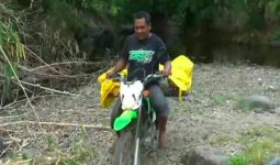 Aksi Heroik, Aipda Zakki Evakuasi Mayat Perempuan dengan Motor dari Hutan - JPNN.com