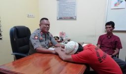 Lihat, Ayah Pencabul Anak Kandung Menangis Saat Diperiksa Polisi: Tolong Pak! - JPNN.com