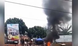 Dua Kelompok Massa Bentrok Rebutan Lahan di Bogor, 6 Motor Dibakar, Beberapa Orang Luka-Luka - JPNN.com