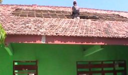 Atap Sekolah Tiba-Tiba Ambruk, Para Siswa Terpaksa Dipindahkan - JPNN.com