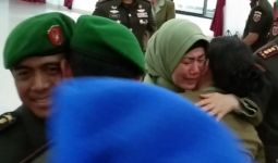 Istri Eks Dandim Kendari yang Nyinyir Soal Wiranto Ditusuk Menangis saat Suami Sertijab - JPNN.com