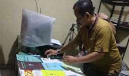 Buku-Belati Diamankan dari Rumah Terduga Teroris Jaringan JAD di Cirebon - JPNN.com