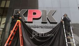 KPK Tangkap Bupati Indramayu Supendi di Rumahnya - JPNN.com