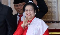 Ciieeee, Surya Paloh dan Megawati Langsung Berjabat Tangan Akrab di Kongres II Nasdem - JPNN.com