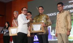 Menaker Hanif Dhakiri Serahkan Penghargaan IPK 2019 - JPNN.com