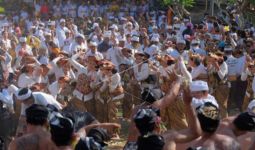 Perang Ketupat, Tradisi Warga Desa Kapal Bali untuk Memohon Kemakmuran - JPNN.com