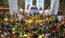 Komunitas Abhinaya Aryaguna Bersama Anak Kolong NKRI Ajak Anak-Anak Minum Susu - JPNN.com