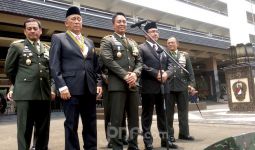 TNI AD Raih WTP, Jenderal Andika Sematkan Bintang Kehormatan kepada 2 Petinggi BPK - JPNN.com
