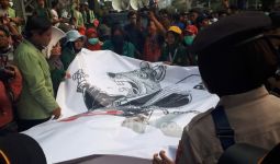 BEM SI Berupaya agar Presiden Jokowi Melihat Poster Tikus Berdasi - JPNN.com