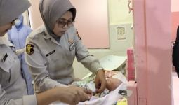 Sesosok Bayi Perempuan Ditinggalkan Ibunya dalam Bak Mobil Pikap - JPNN.com