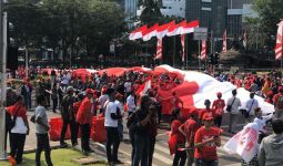 Jokowi Dilantik, Relawan Bentangkan Bendera Merah Putih Sepanjang 200 Meter - JPNN.com