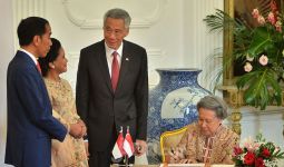 So Sweet, Pak Jokowi Momong Cucu Dulu Sebelum Pelantikan Presiden dan Wapres - JPNN.com