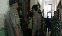 Pasangan Kumpul Kebo Kaget Lihat TNI dan Polisi di Depan Kamar, Mau Kabur? - JPNN.com