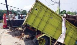 Ngeri, Truk Tabrak Bengkel Motor di Pandeglang Banten - JPNN.com