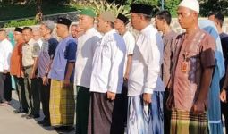 ASN Pria di Pemkab Bogor Pakai Sarung - JPNN.com