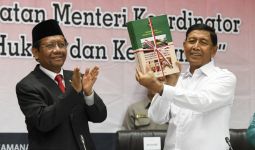 Sertijab Menko Polhukam, Wiranto Serahkan Buku Memorandum pada Mahfud MD - JPNN.com