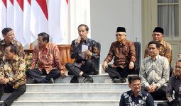 Ternyata Ini Alasan Jokowi Umumkan Menteri Sambil Duduk di Tangga, Bikin Mengakak - JPNN.com
