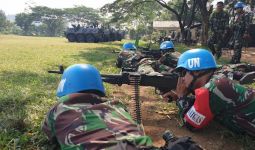Bersenjata Lengkap, Belasan Personel Satgas TNI Tampak Tiarap, Posisi Siap Menembak - JPNN.com