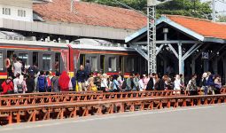 Hari Kelima PSBB Stasiun Manggarai Masih Padat Penumpang - JPNN.com