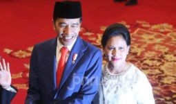 Ibu Negara Iriana Selalu Tampil Sederhana, Sungguh Berbeda dengan Istri Kapolres - JPNN.com