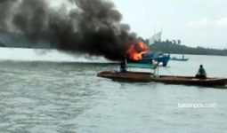 KM Karomah Terbakar di Tengah Laut, Begini Nasib Penumpangnya - JPNN.com