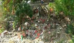 Bau Tak Sedap, Ada Tumpukan Sampah Popok di Sungai - JPNN.com