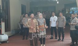 Pamer Kemesraan, Calon Kapolri Idham Azis dan Istri Sambut Komisi III DPR - JPNN.com