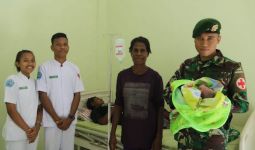 Anggota TNI Yonif 411 Kostrad Bantu Persalinan Warga Kampung Erambu Papua - JPNN.com