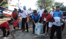 Prajurit Lanal Denpasar Ikut Gertak Bersih Pantai Kelan - JPNN.com