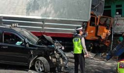 Truk Tronton Tabrak Mobil Rombongan Pengantin, Tujuh Orang Luka-Luka - JPNN.com