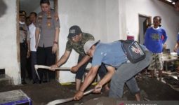 Mayat Dicor di Bawah Lantai Musala, Ibu dan Anak Saling Tuduh sebagai Pelaku Pembunuhan - JPNN.com